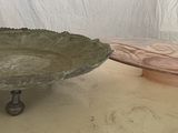 deux bols posés sur une table