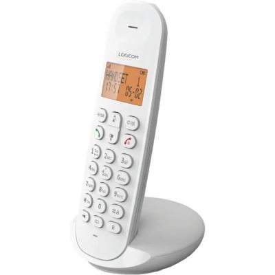 une image montrant un gros plan d'un téléphone portable posé sur un support