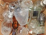 une boîte remplie de verres vides posée sur une table