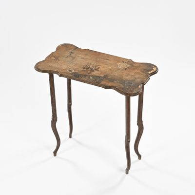 une vieille table en bois avec un petit plateau et des pieds en bois