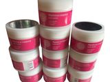 plusieurs flacons contenant différents types de produits de soin pour la peau, posés sur une surface blanche