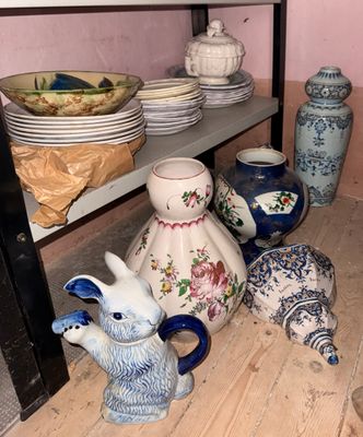 de nombreux vases et bols sur les étagères de la pièce