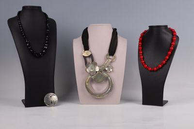trois types différents de colliers exposés dans une vitrine
