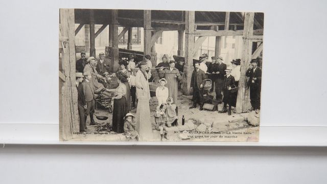 Auzances : La vieille Halle. Vue prise un jour de marché. TBE. Ca...