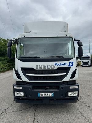 une photo d'un camion blanc garé sur le bord de la route