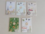 cinq cartes posées sur une table