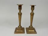 paire de chandeliers anciens en laiton sur fond blanc