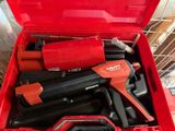 une boîte à outils rouge avec des outils sur une table