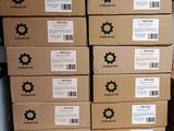 des cartons empilés les uns sur les autres sur une étagère dans un entrepôt