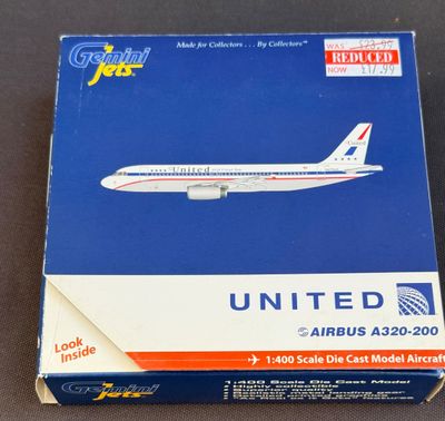 une photo représentant une maquette d'avion de la compagnie United Airlines posée sur une table