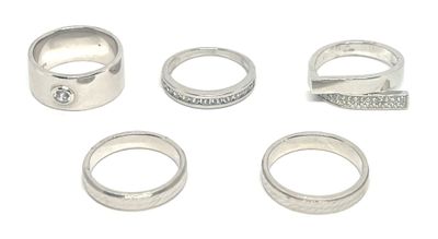5 Bagues en argent dont une entrelacée sertie de strass - TD…