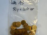 un sac de pièces d'or posé sur une table, avec une étiquette indiquant le prix