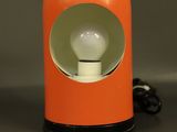 une lampe de table orange surmontée d'une ampoule blanche