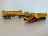 deux camions jouets assis l'un à côté de l'autre sur une table