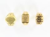 trois types différents de bagues en or sur un fond blanc