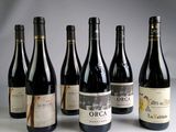 plusieurs bouteilles de vin sont alignées sur une table
