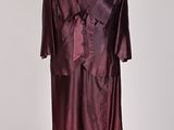 une image d'une robe sur un mannequin avec une cravate rose