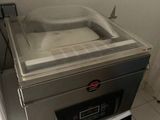 un lave-linge et un sèche-linge dans une petite pièce