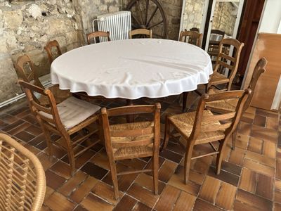 une table recouverte d'une nappe blanche, entourée de six chaises