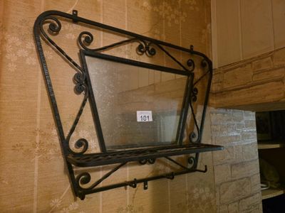 un miroir accroché au mur au-dessus d'une étagère dans la cuisine