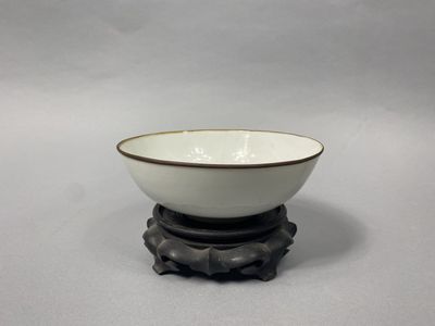 Chine, période Qing Large bol en porcelaine monochrome à gla… - Photo 1