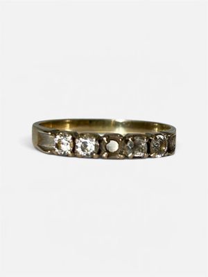 gros plan d'une bague en diamant sur fond blanc