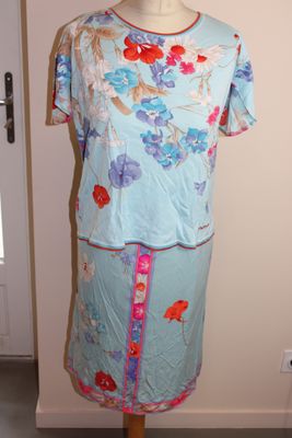 une photo d'une robe sur un présentoir pour mannequin