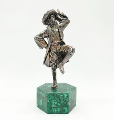 figurine en bronze représentant un homme assis sur un bloc de marbre vert