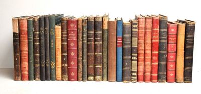 un grand nombre de livres alignés sur une étagère