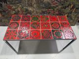 une table rouge et noire ornée d'un motif