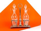 deux vases en verre posés sur un support, à côté d'une paire de ciseaux