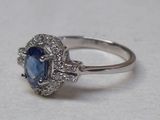 une image d'une bague en saphir bleu et diamant