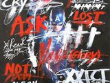 un gros plan d'un tableau représentant Captain America sur fond noir