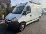 une camionnette blanche garée dans un parking