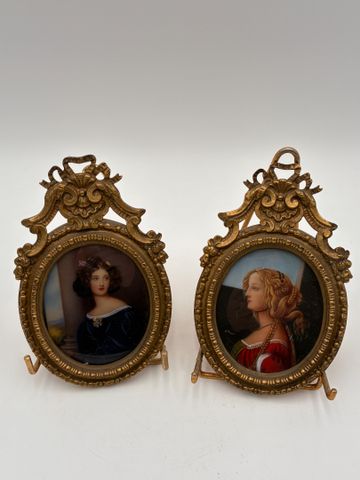 HIL (XX's). Deux miniatures peintes représentant un portrait d’un...