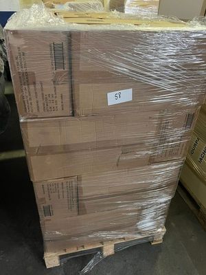 une grande pile de cartons sur une palette dans un entrepôt