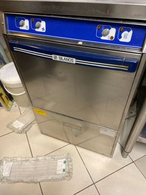 image d'un lave-vaisselle en acier inoxydable dans une cuisine