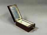 une petite boîte en bois contenant un miroir