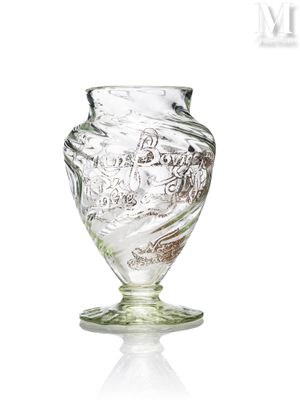 un vase en verre posé sur une surface blanche