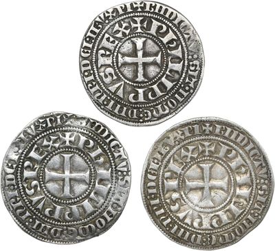 trois pièces d'argent ornées d'une croix au recto et d'une croix au verso