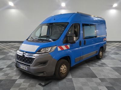 une photo d'une camionnette bleue garée dans une grande pièce