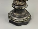 une statue représentant un oiseau posée sur un socle