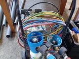 un petit chariot sur lequel sont posés tout un tas de fils