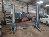 une photo d'un garage avec une voiture à l'intérieur
