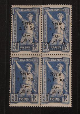 quatre timbres représentant une statue, sur un fond noir