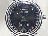 gros plan d'une montre-bracelet avec un cadran noir