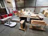 une pièce contenant beaucoup de meubles