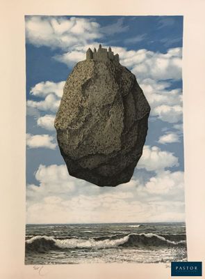 une peinture représentant un gros rocher flottant dans les airs au-dessus d'une étendue d'eau