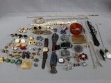 tout un assortiment de bijoux sur une table