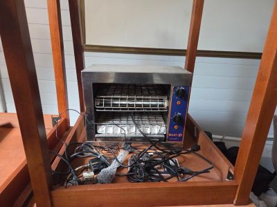 un four grille-pain posé sur une table en bois